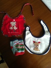 BAVAGLINI NEONATO NATALE + 1 PAIO DI CALZINE NATALIZIE, 0 - 3 MESI