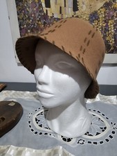 Cappello donna a cloche modello pescatore con lavorazione di cuciture marroni