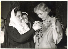 1955 ROMA Clare BOOTHE LUCE riceve antico rosario da donne in costume sardo