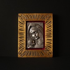 Icona sacra Madonna con bambino in metallo argentato, cornice di legno dorata