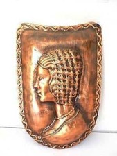 SCUDO IN RAME SBALZATO MEDIOEVALE DA PARETE PER CASTELLI O PALAZZI STORICI