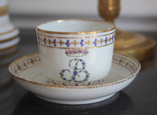 Tasse en porcelaine Paris manufacture de la Reine, rue Thiroux, barbeaux