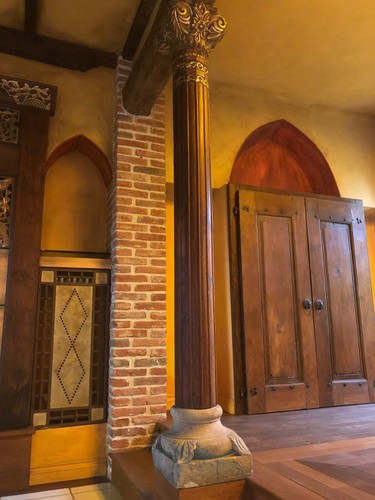 Colonne lignee con basamento