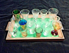 Collezione di 17 bicchierini da liquore su vassoio vintage