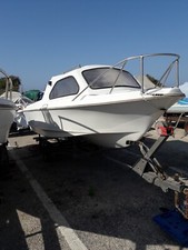 Barca semicabinata 4,5 metri con motore Honda 40hp anno 2007 con carrello