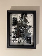 Quadro con bottiglia rotta |