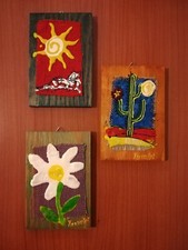 Tris di quadri piccoli fatti a mano in legno e altro materiale