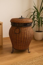 Cesto portabiancheria in vimini intrecciato con dettagli in ferro battuto e cope