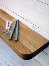 Ripiano radiatore galleggiante in legno massello rovere con bordi arrotondati con staffe