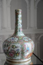 GRANDE BOUTEILLE VENTRUE EN PORCELAINE DE CANTON FAMILLE ROSE CHINE XIX ième