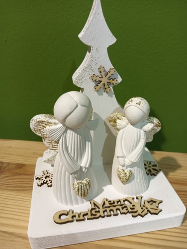 Angeli natalizi con alberoe