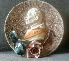 Antico piatto da parete in ceramica decori a rilievo figura di Papa pio IX