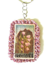 Portachiavi Campanula lilla. Campanule su francobollo con filato lamé rosa.
