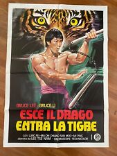 AA ,Manifesto 2F,BRUCE LEE,ESCE IL DRAGO ENTRA LA TIGRE,ARTI MARZIALi Nunchaku