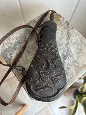 Antica fiaschetta da polvere da sparo in ottone – XIX secolo, decorazioni milita