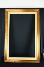 Grande cornice in legno con la finitura dorata antichizzata, tardo XX secolo