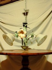 Lampadario Vintage Floreale in Ferro Battuto e Paralumi in Vetro