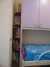 cameretta a ponte 2 letti, quattro cassetti, una libreria. Lunghezza totale 2,70