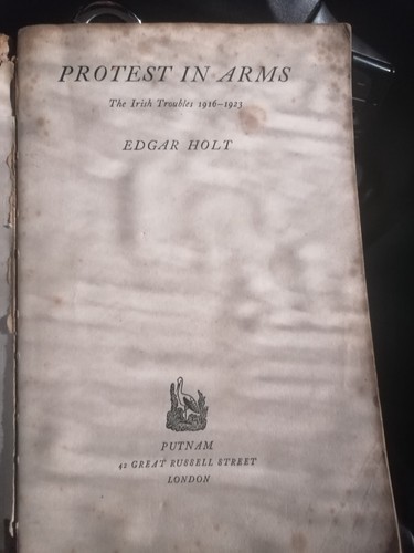 Protest arms holt - protest, (e