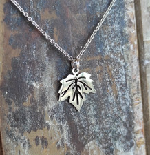 Collana girocollo in acciaio con ciondolo foglia di acero, fatto a mano, charm