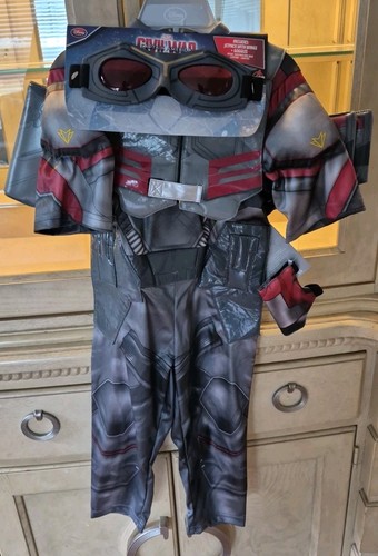 Disney store falcon marvel - disney,