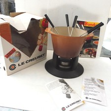 * LE CREUSET SERVICE A FONDUE BOURGUIGNONNE NOISETTE + BOITE LIVRE FOURCHETTES