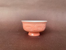 Antica tazza da vino in porcellana cinese rara colore pesca, draghi corpo lungo