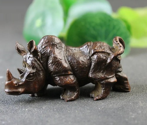 Statua animale rinoceronte