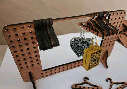 Carino supporto per orecchini