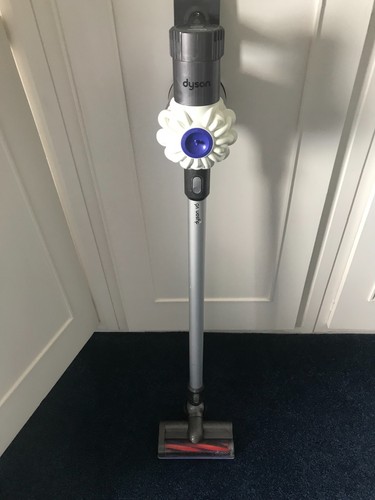 Dyson con attrezzi - v6,