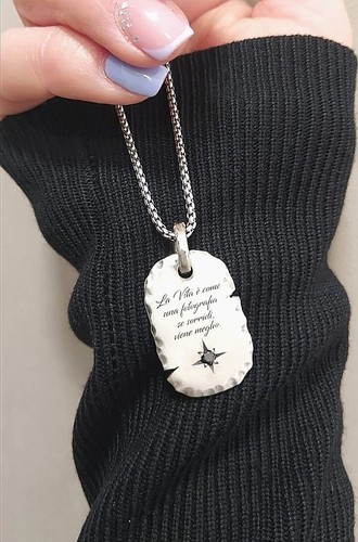 Collana con targhetta - con,