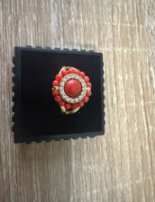 Anello Con Spola In Corallo E Pallini