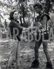 Foto Vintage Cinema Roger Moore con Luisa Mattioli sul set stampa 21x27 cm