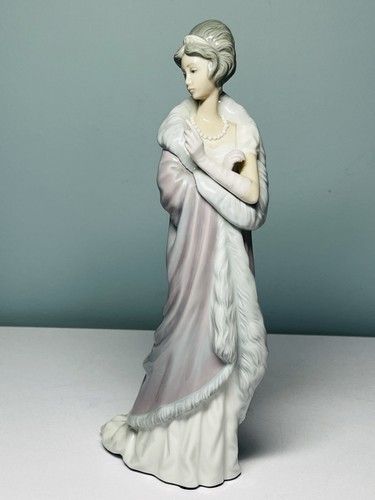 Lladro 5323 milanese lady - #5323,