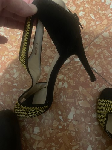 Scarpe con tacco nere - e, gialle