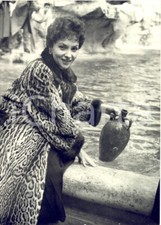 1957 ROMA Gina LOLLOBRIGIDA preleva acqua dalla Fontana di Trevi *Foto 13x18 cm