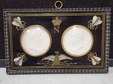 COPPIA MEDAGLIONI RITRATTO NAPOLEONE PORCELLANA BISCOTTI IN CORNICE INTARSIATA d'epoca