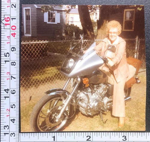 Vecchia donna che guida moto