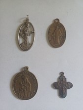 Lotto di 4 ciondoli medaglie