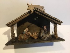Presepe vintage con capanna di legno e Sacra Famiglia. 