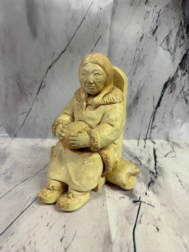 Statuina donna eschimese inuit