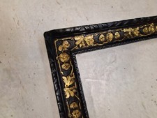 Cornice laccata nera con rilievi dorati