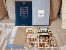 ITALIA: IL LIBRO DEI FRANCOBOLLI, DEL 2011 COMPLETO CON LE TASCHINE DA APPLICARE