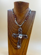 Collana con crocifisso artigianale con intreccio di spago, rame e madreperla