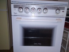 fornello a gas 4 fuochi, colore bianco, forno funzionante. Ottime condizioni . 