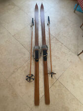 Vecchi sci in legno norvegesi per telemark con bastoncini, fondo di magazzino .