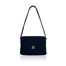 Autentica borsa a tracolla Chanel vintage anni 90 nera trapuntata con patta in velluto