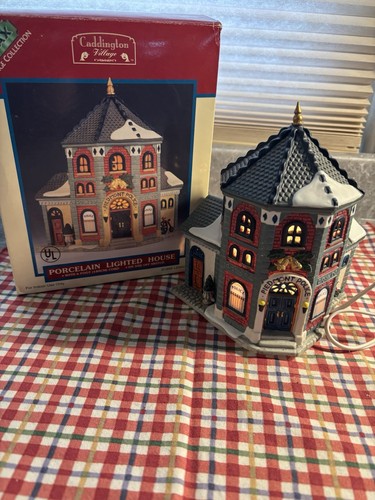 Lemax village caddington - lemax,
