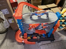 GARAGE-PISTA HOT WHEELS Ultimate City Shark/Squalo