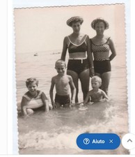 12783. Fotografia  donne  sexy con costume mare gambe bambini 1966 italia 10x7